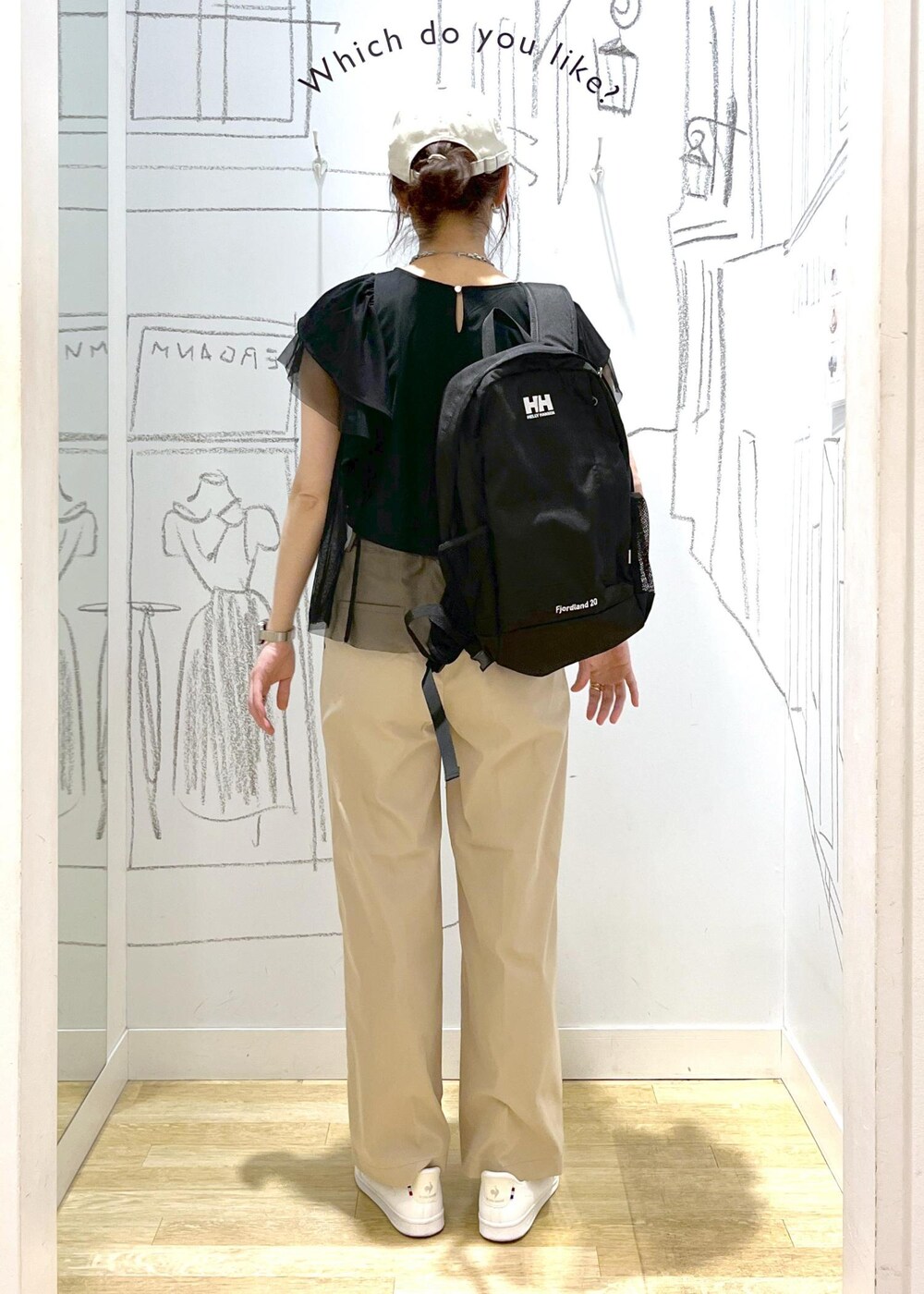 ベージュ系のチノパンツ、ブラック系のTシャツ/カットソー、ホワイト系のスニーカーを着用したレディースの春コーディネートの7枚目の写真