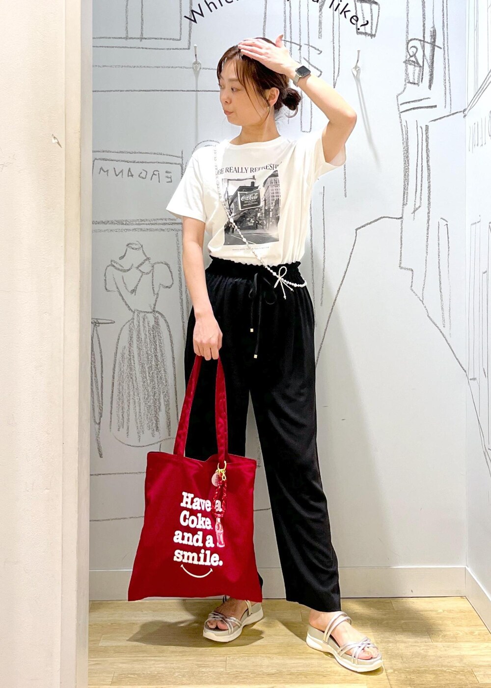 シルバー系のサンダル、ホワイト系のTシャツ/カットソー、ブラック系のその他パンツを着用したレディースの夏コーディネートの4枚目の写真