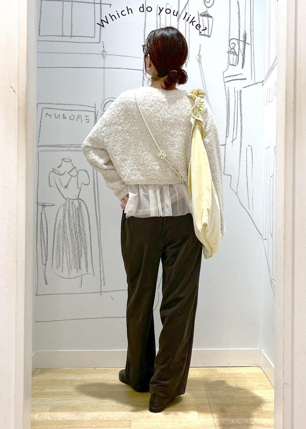 グレー系のその他パンツ、イエロー系のショルダーバッグ、ブラック系のその他アウターを着用したレディースの冬コーディネートの4枚目の写真