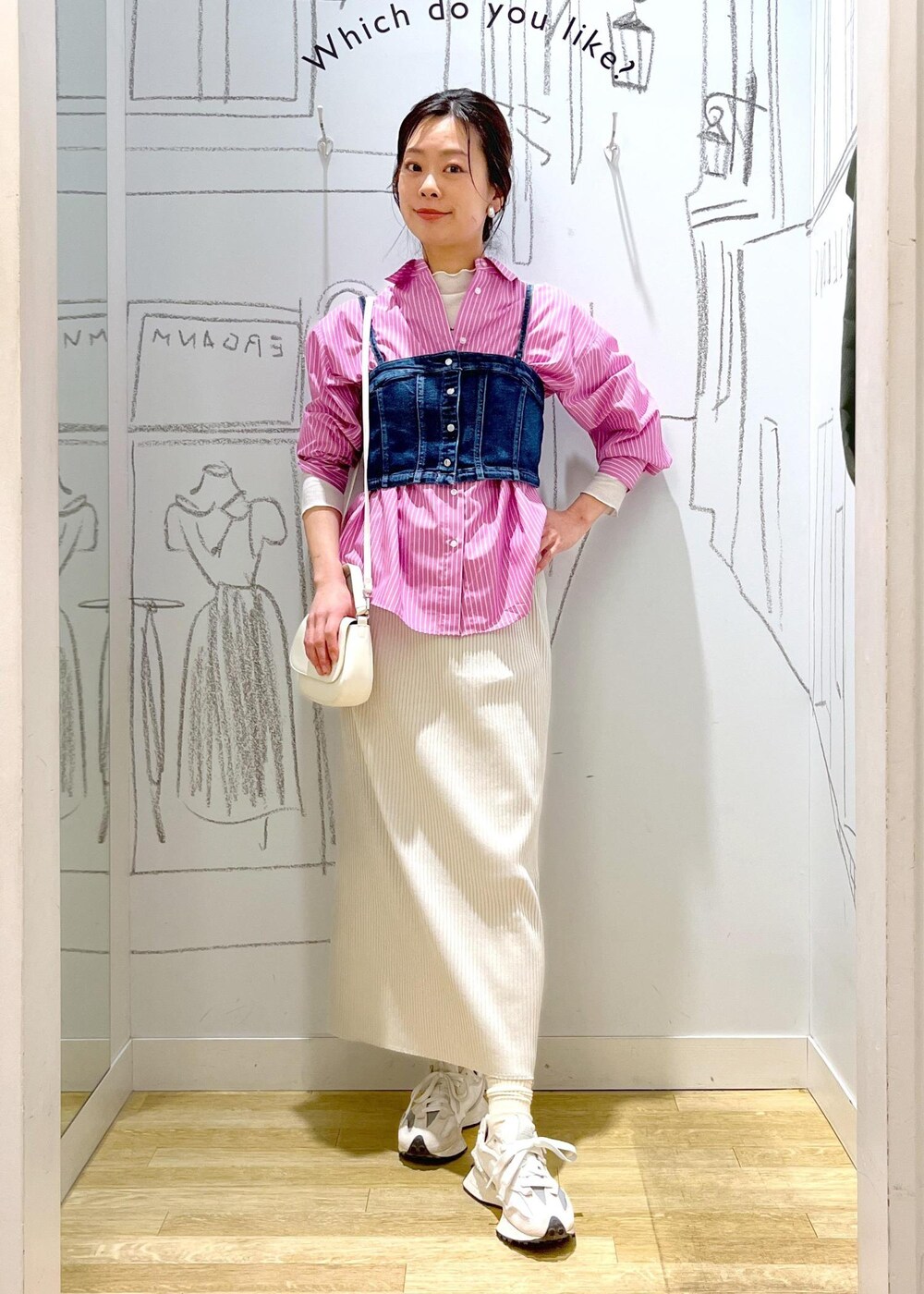 グレー系のスカート、ブルー系のベスト、ピンク系のシャツ/ブラウスを着用したレディースの春コーディネートの3枚目の写真