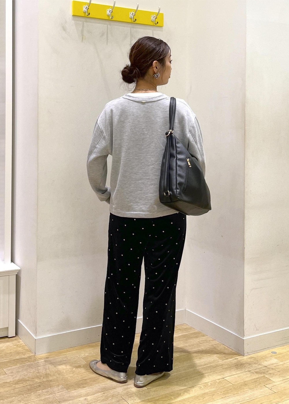 グレー系のスウェット、ブラック系のビジネスバッグ、ブラック系のその他パンツを着用したレディースの秋コーディネートの3枚目の写真