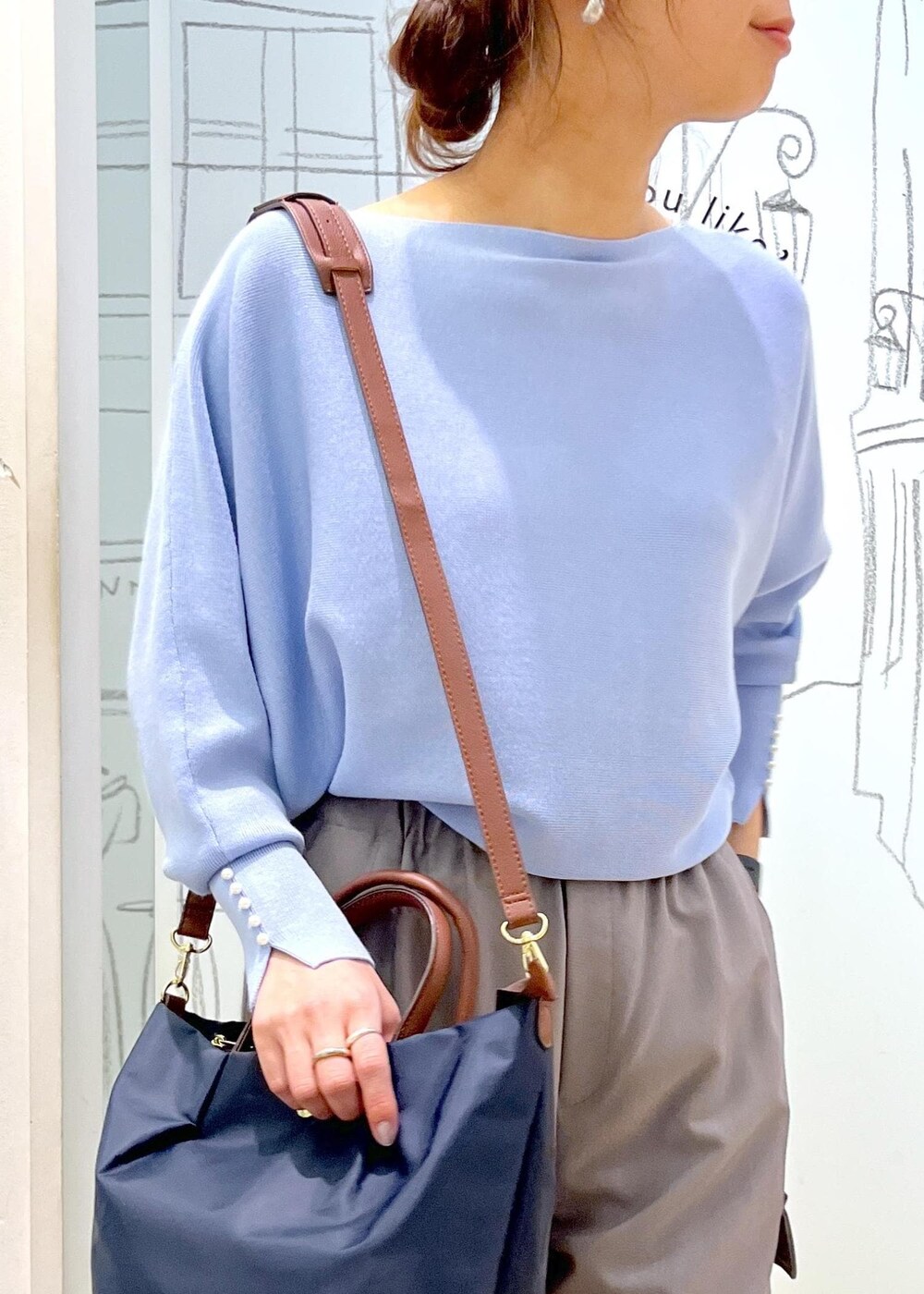 グレー系のカーゴパンツ、ブルー系のショルダーバッグ、ブルー系のニット/セーターを着用したレディースの冬コーディネートの7枚目の写真