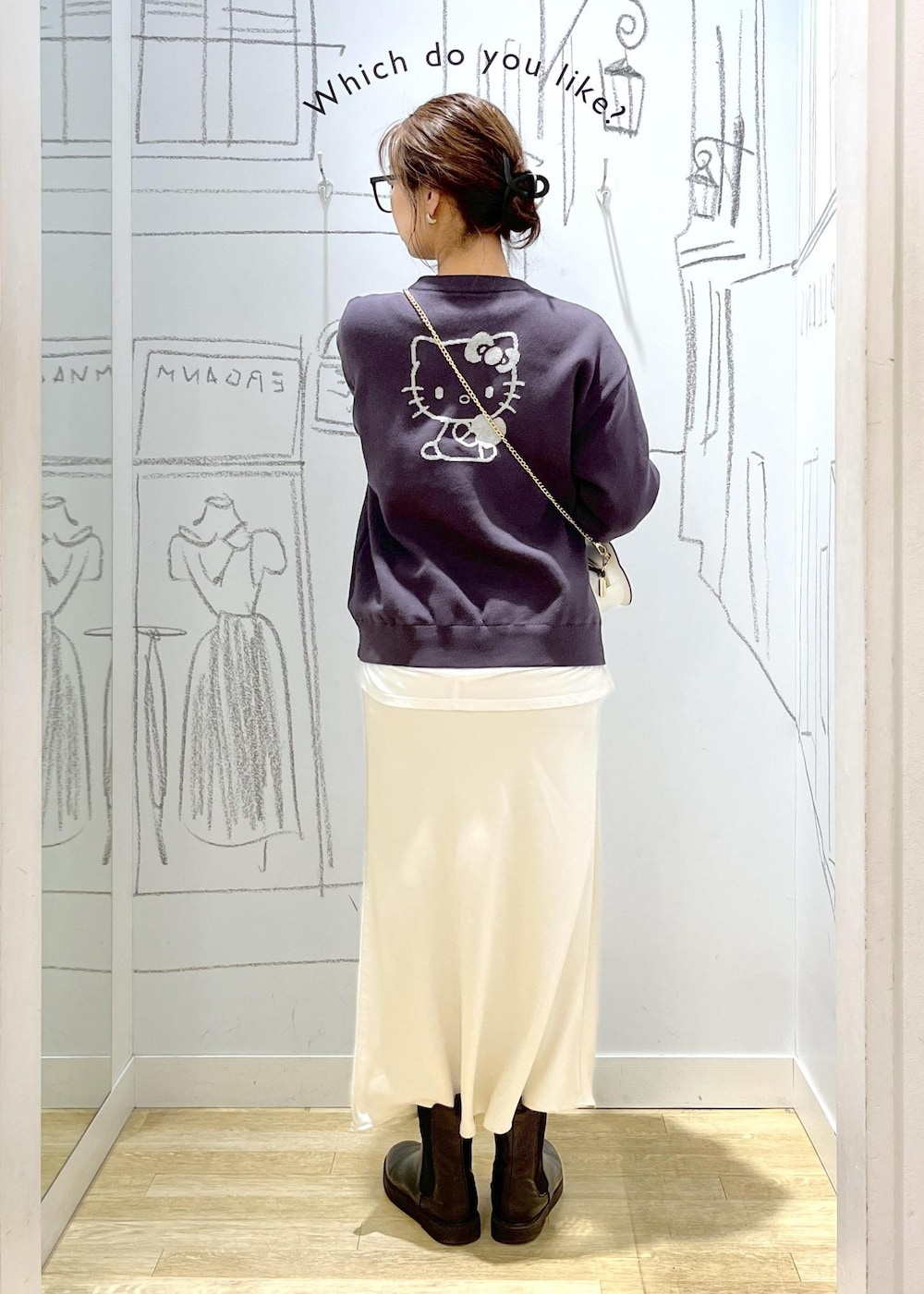 ホワイト系のTシャツ/カットソー、ホワイト系のスカート、グレー系のニット/セーターを着用したレディースの冬コーディネートの4枚目の写真