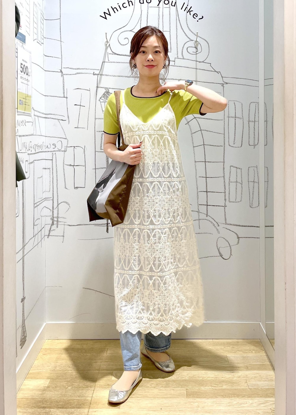 ブルー系のデニムパンツ、ホワイト系のワンピース、グリーン系のニット/セーターを着用したレディースの春コーディネートの3枚目の写真