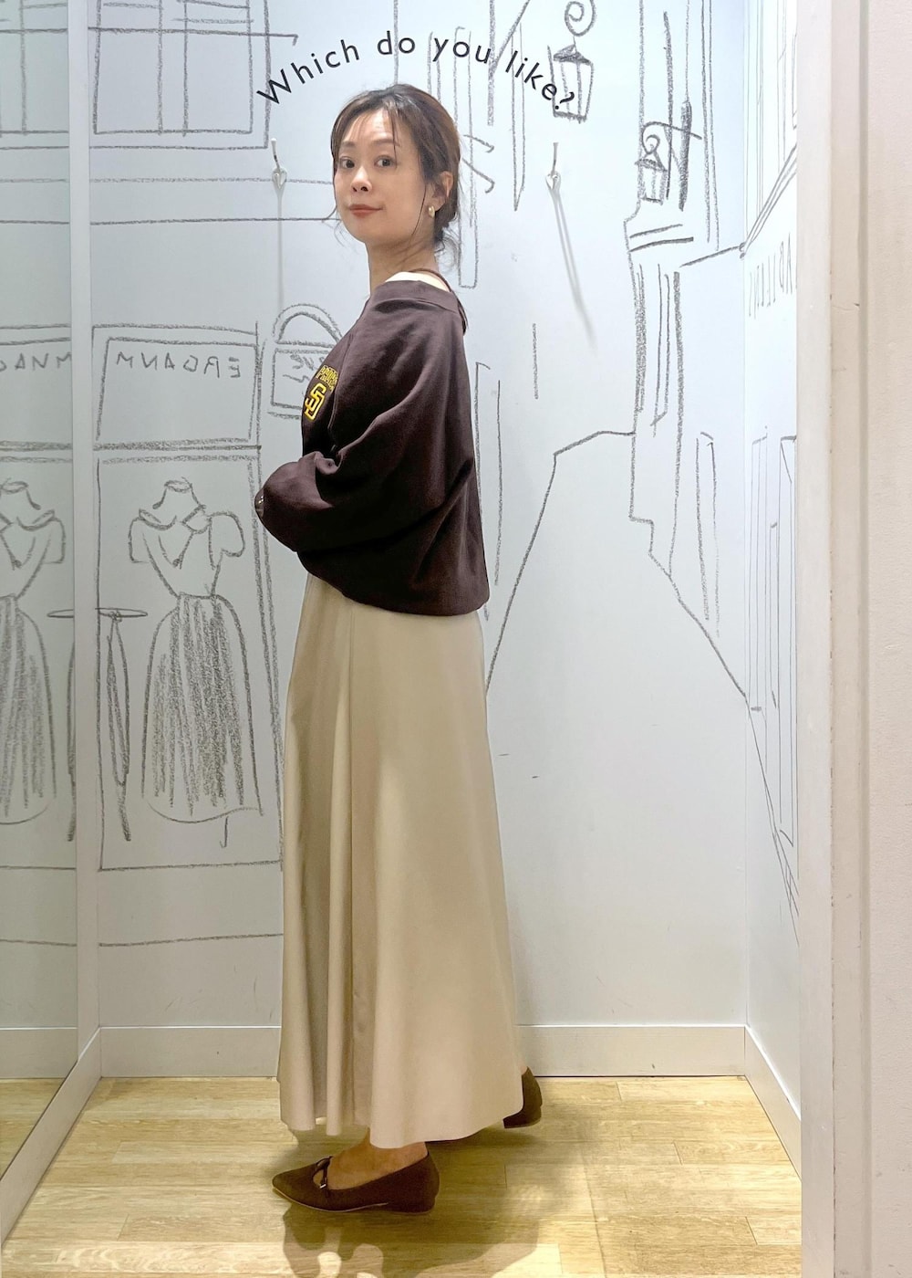 ベージュ系のスカート、ブラウン系のパンプス、ブラウン系のスウェットを着用したレディースの秋コーディネートの4枚目の写真