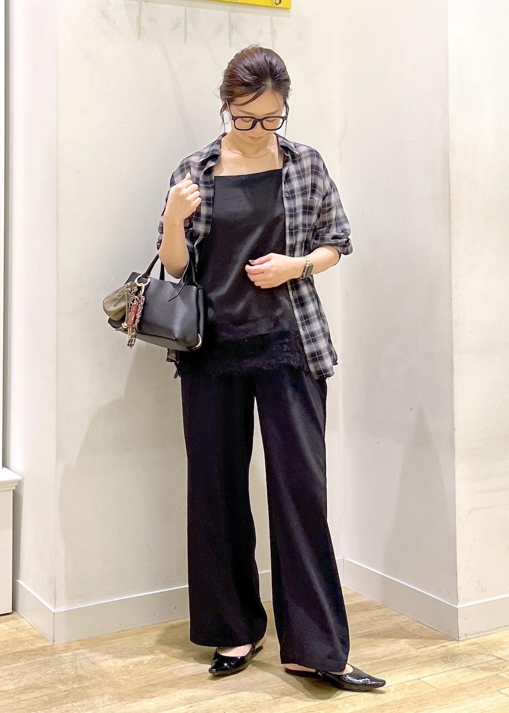 ブラック系のその他パンツ、ブラック系のキャミソール、ブラック系のトートバッグを着用したレディースの秋コーディネートの7枚目の写真