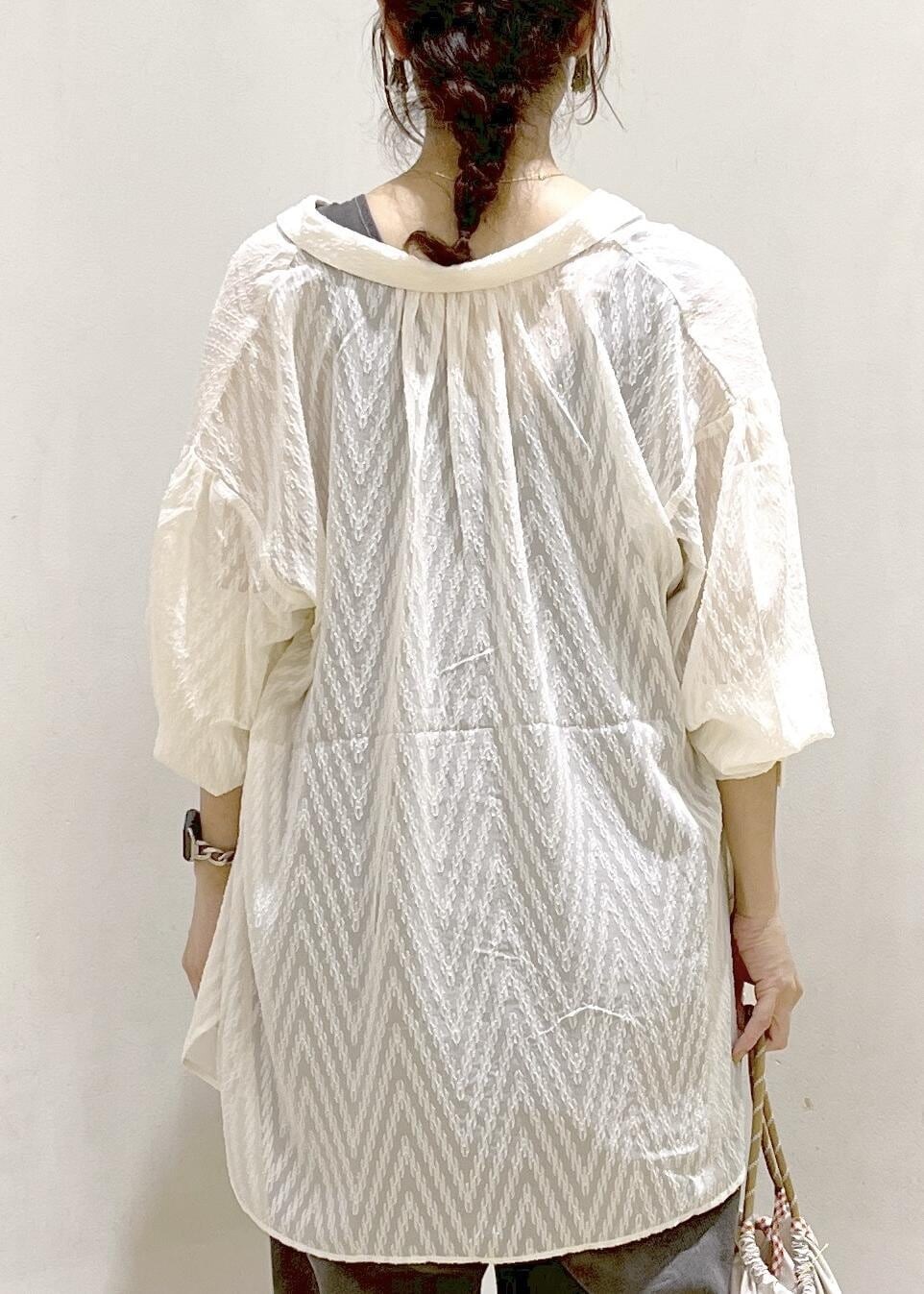 ホワイト系のシャツ/ブラウス、ブラック系のサロペット/オーバーオール、ベージュ系のトートバッグを着用したレディースの秋コーディネートの9枚目の写真