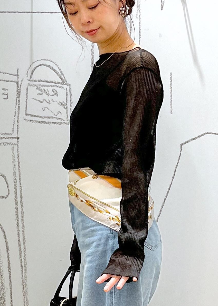 ブラック系のショルダーバッグ、ブラック系のTシャツ/カットソー、ブルー系のデニムパンツを着用したレディースの春コーディネートの7枚目の写真