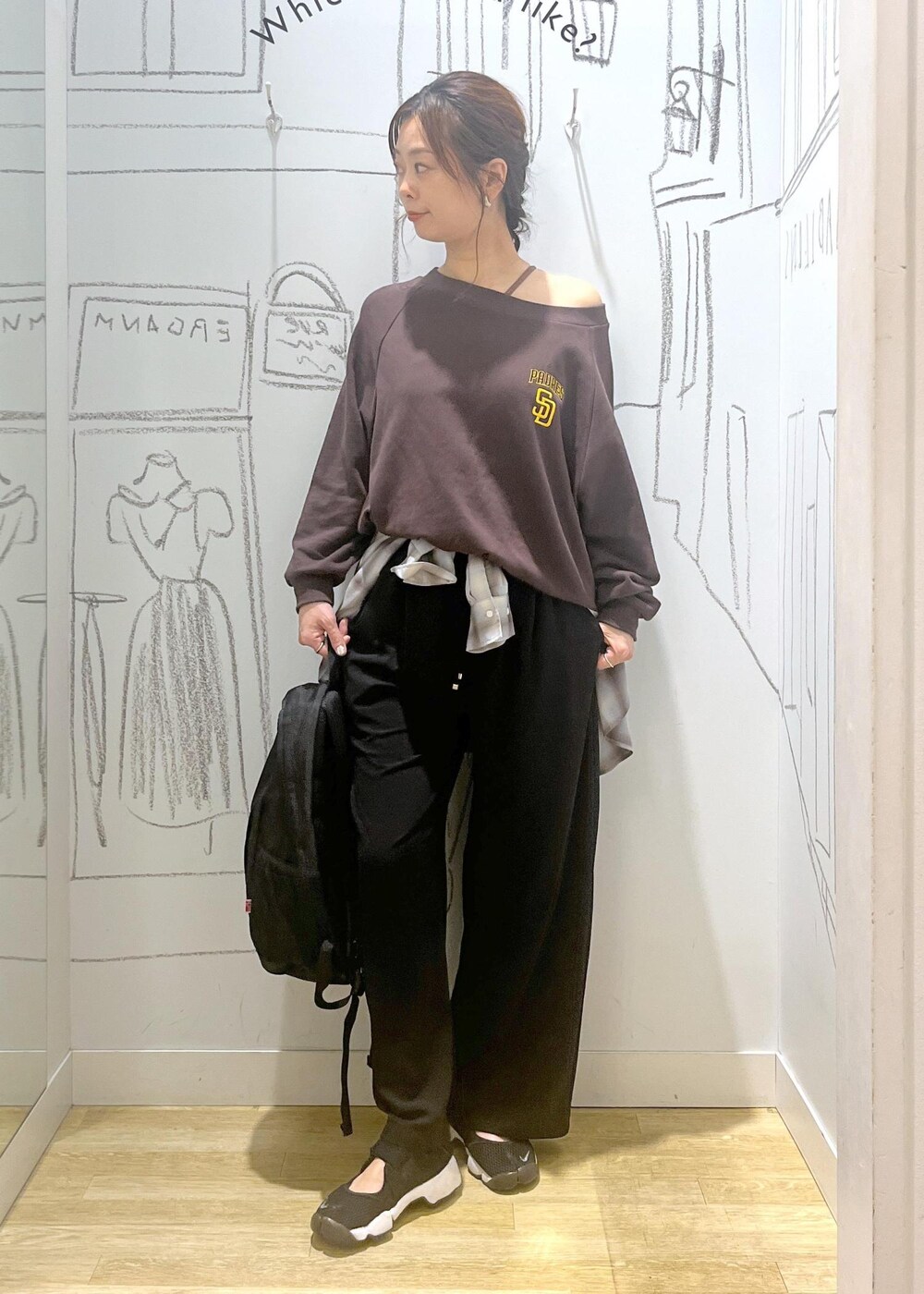 ブラック系のその他パンツ、ブルー系のシャツ/ブラウス、ブラウン系のスウェットを着用したレディースの秋コーディネートの2枚目の写真