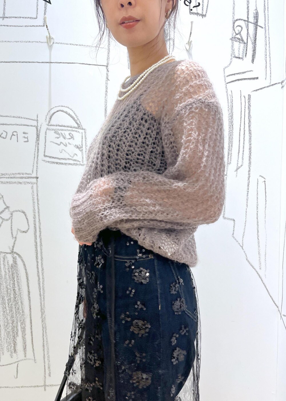 ブラック系のスカート、ブラウン系のニット/セーター、ブラック系のショルダーバッグを着用したレディースの秋コーディネートの7枚目の写真