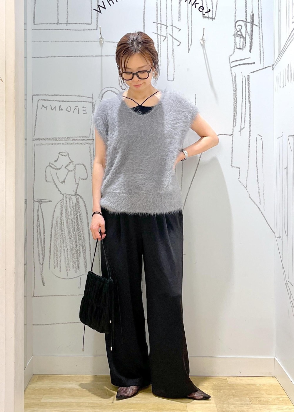 ブラック系のパンプス、ブラック系のショルダーバッグ、ブラック系のその他パンツを着用したレディースの夏コーディネートの2枚目の写真