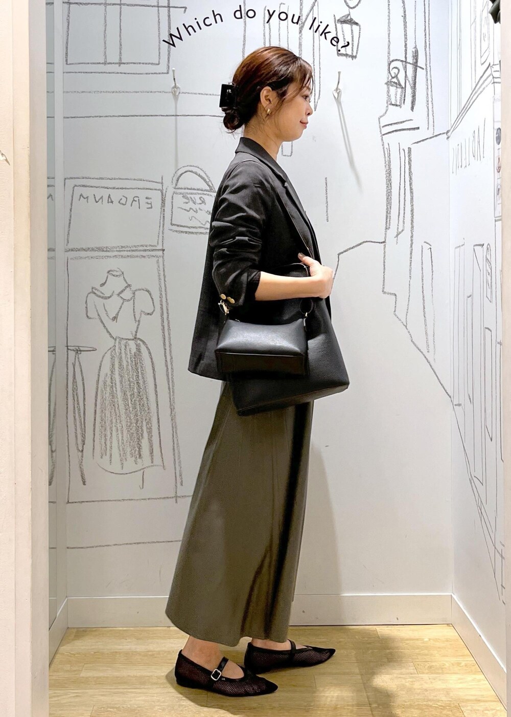 ブラック系のTシャツ/カットソー、ブラック系のショルダーバッグ、ブラック系のテーラードジャケットを着用したレディースの秋コーディネートの4枚目の写真