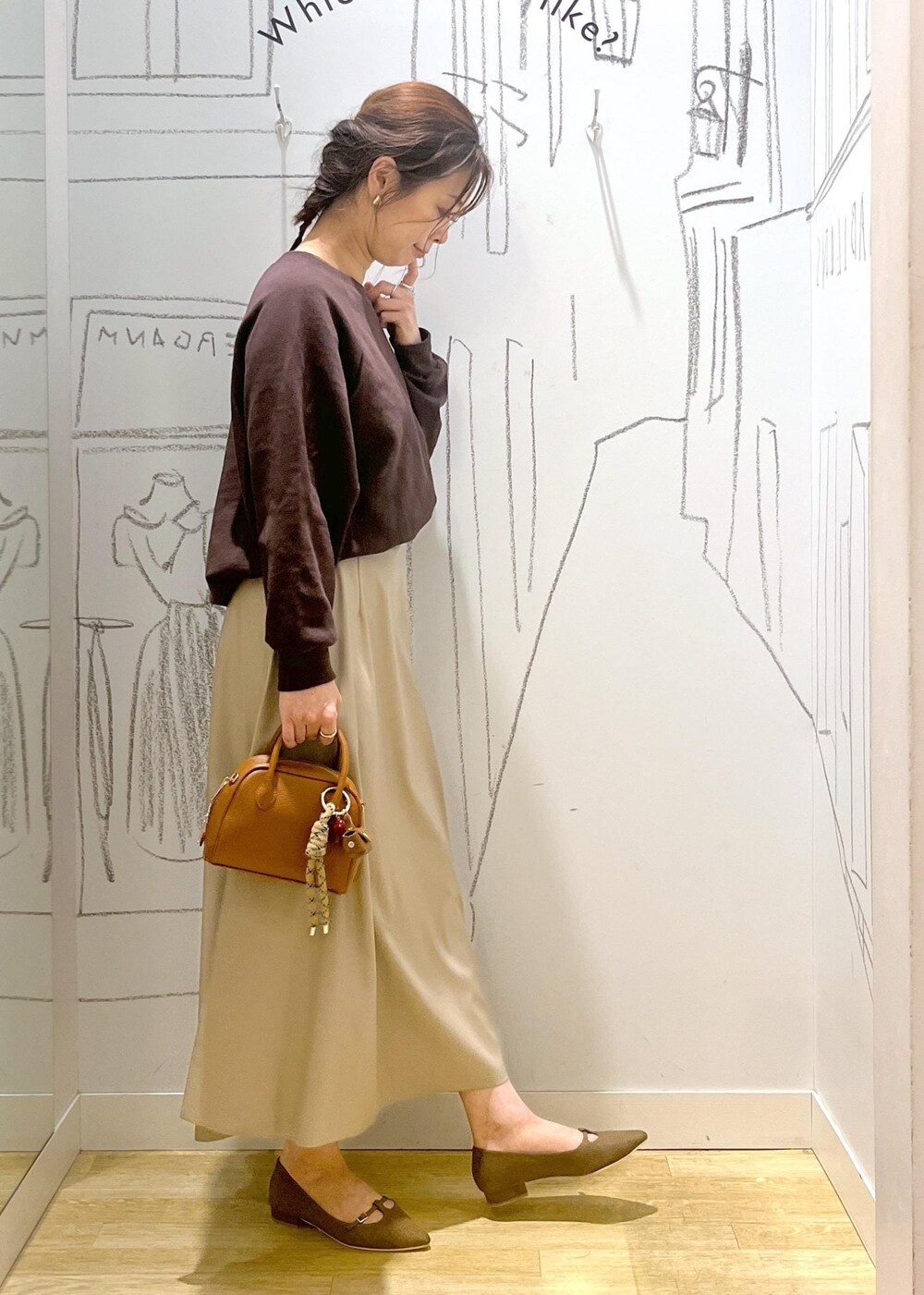 ベージュ系のスカート、ブラウン系のパンプス、ブラウン系のスウェットを着用したレディースの秋コーディネートの6枚目の写真