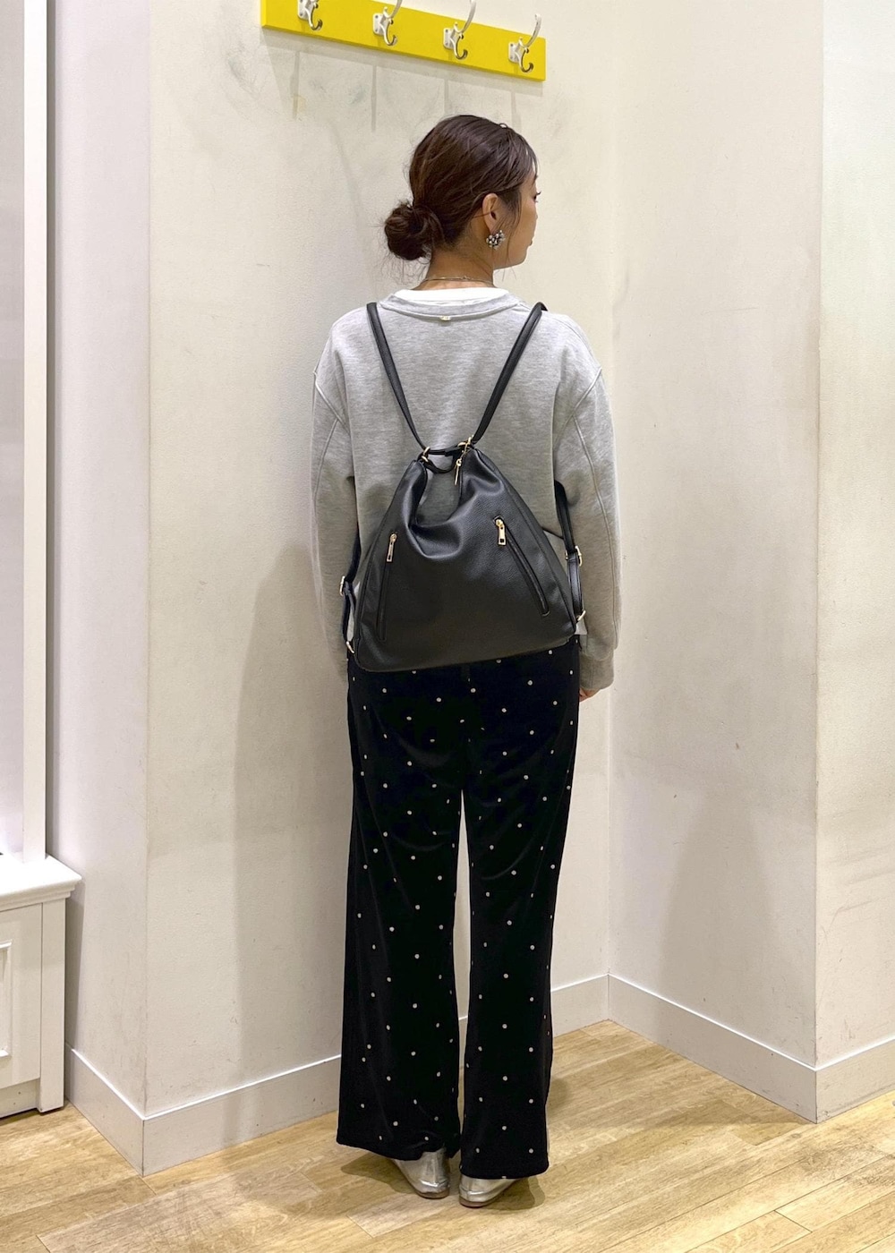 グレー系のスウェット、ブラック系のビジネスバッグ、ブラック系のその他パンツを着用したレディースの秋コーディネートの5枚目の写真