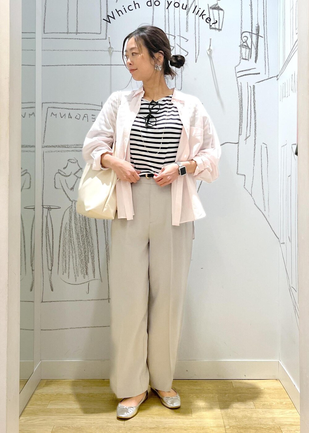 ピンク系のシャツ/ブラウス、ブルー系のTシャツ/カットソー、グレー系のその他パンツを着用したレディースの春コーディネートの2枚目の写真
