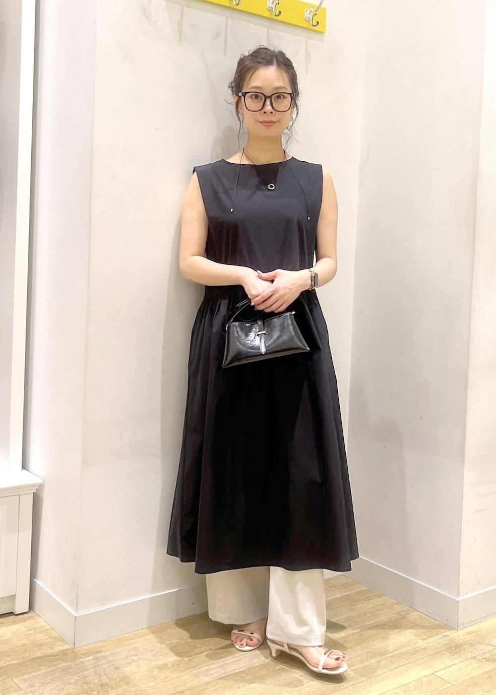 ブラック系のショルダーバッグ、ホワイト系のサンダル、ベージュ系のその他パンツを着用したレディースの夏コーディネートの4枚目の写真