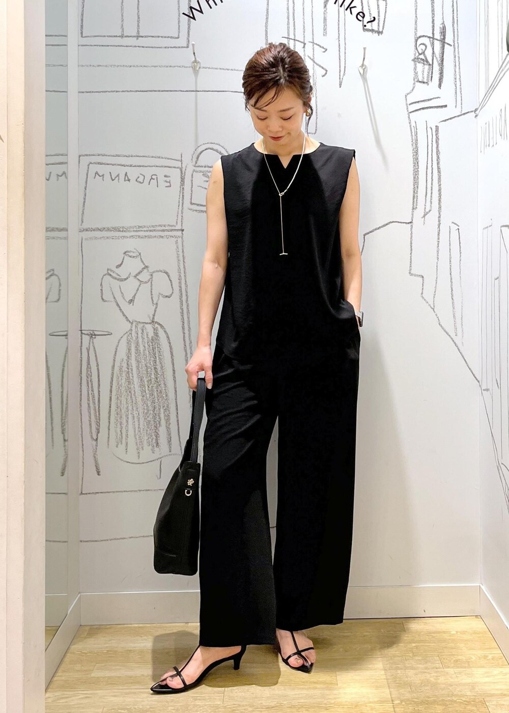 ブラック系のショルダーバッグ、ブラック系のその他パンツ、ブラック系のシャツ/ブラウスを着用したレディースの夏コーディネートの3枚目の写真