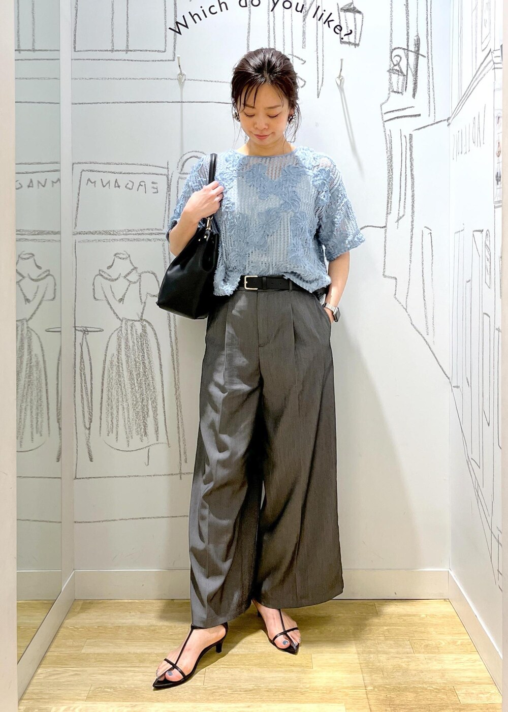 ブラック系のショルダーバッグ、ブルー系のTシャツ/カットソー、ブラック系のその他パンツを着用したレディースの夏コーディネートの2枚目の写真