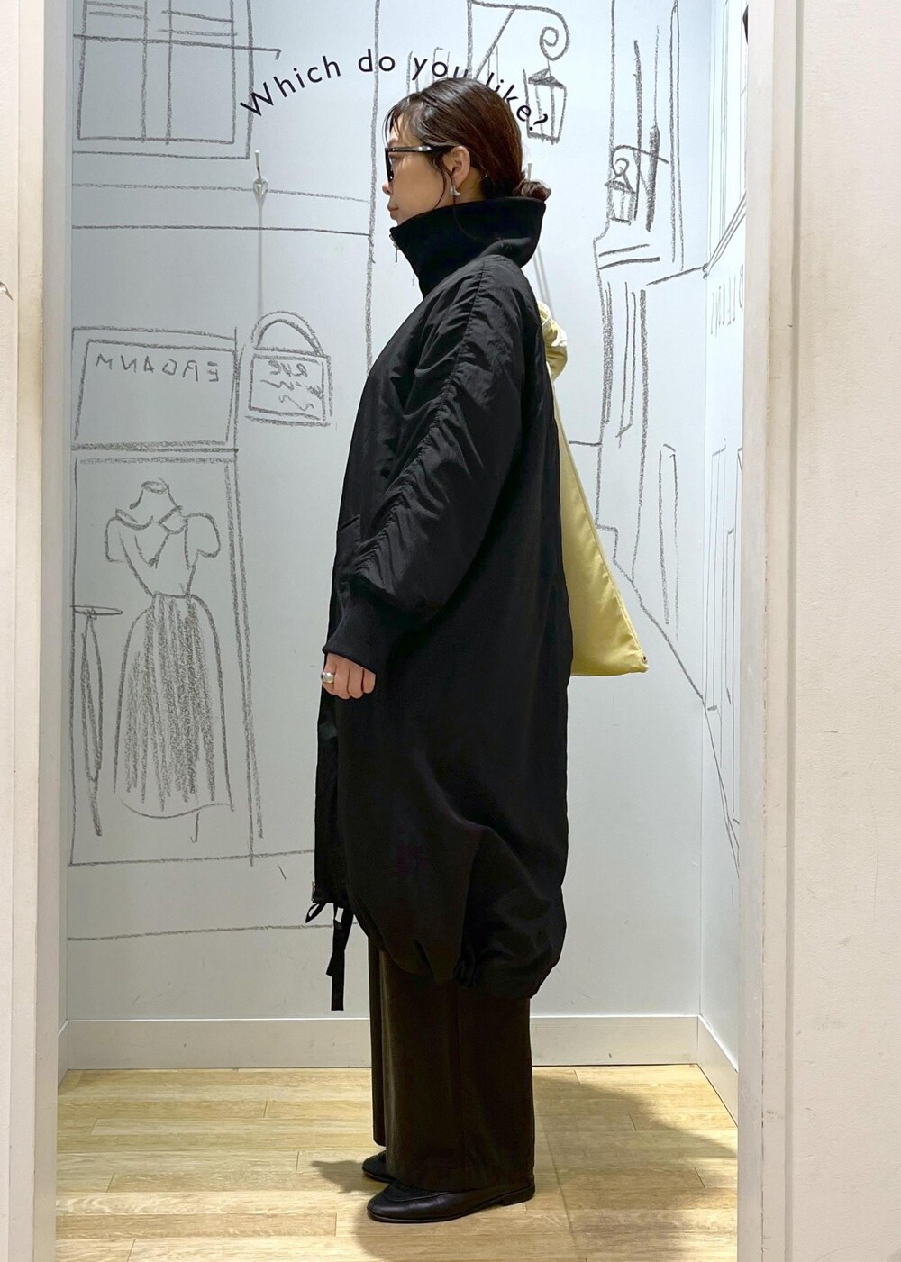 グレー系のその他パンツ、イエロー系のショルダーバッグ、ブラック系のその他アウターを着用したレディースの冬コーディネートの8枚目の写真