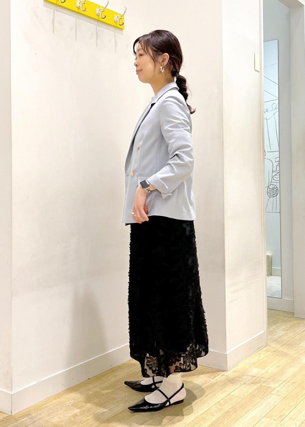 グレー系のシャツ/ブラウス、ブラック系のスカート、ブラック系のショルダーバッグを着用したレディースの春コーディネートの3枚目の写真