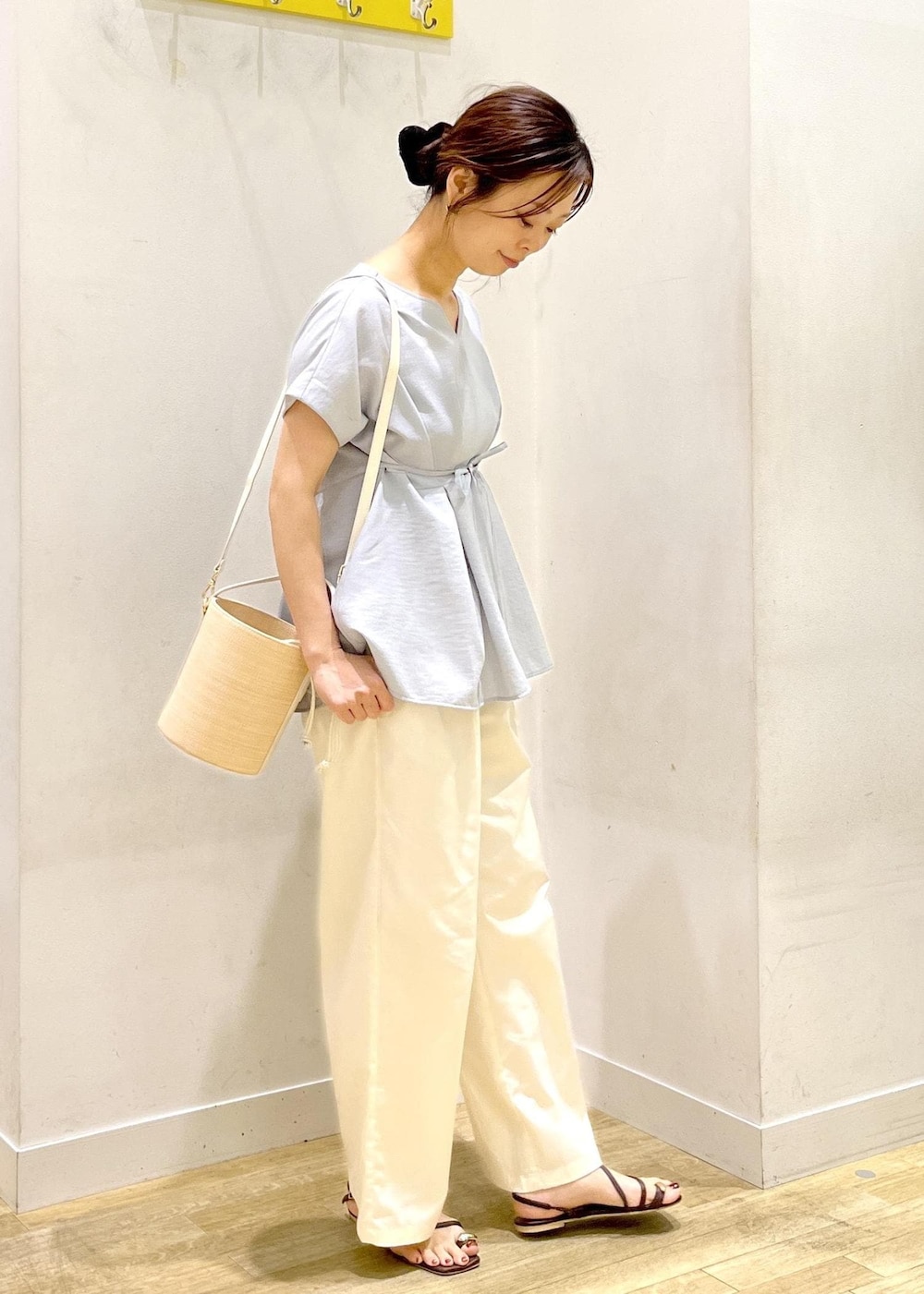 ブルー系のシャツ/ブラウス、ホワイト系のチノパンツ、ホワイト系のハンドバッグを着用したレディースの夏コーディネートの6枚目の写真