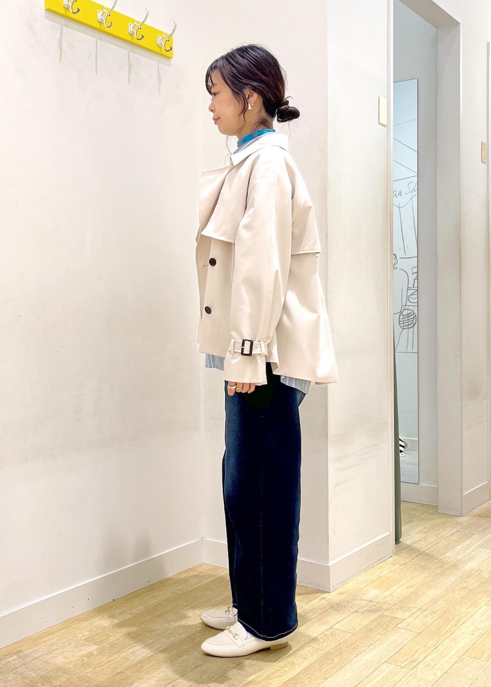 ブルー系のTシャツ/カットソー、ブルー系のシャツ/ブラウス、ベージュ系のトレンチコートを着用したレディースの春コーディネートの3枚目の写真