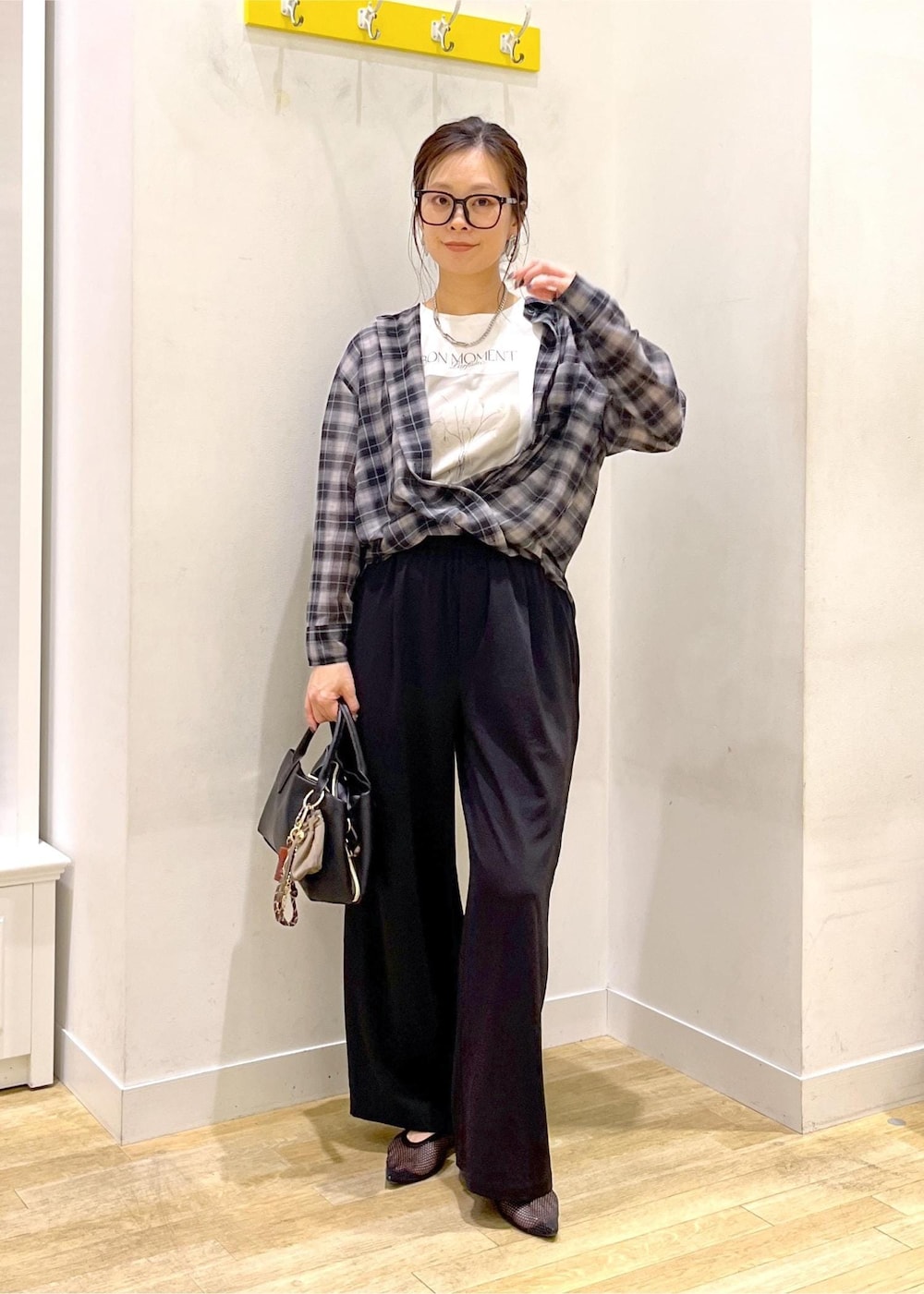 ブラック系のその他パンツ、ブラック系のトートバッグ、ブラック系のシャツ/ブラウスを着用したレディースの秋コーディネートの2枚目の写真