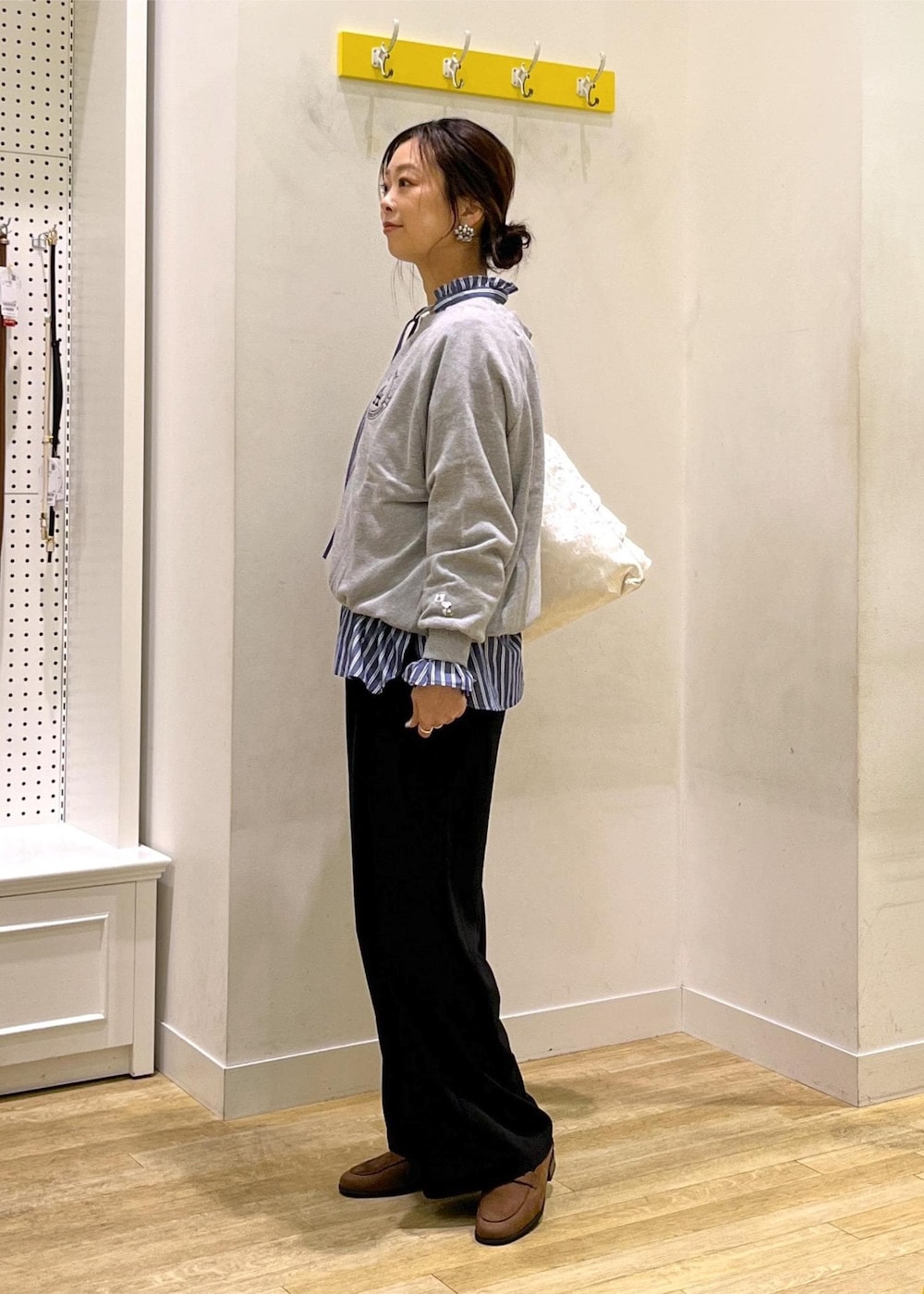 グレー系のスウェット、ブラック系のその他パンツ、ブルー系のシャツ/ブラウスを着用したレディースの秋コーディネートの5枚目の写真