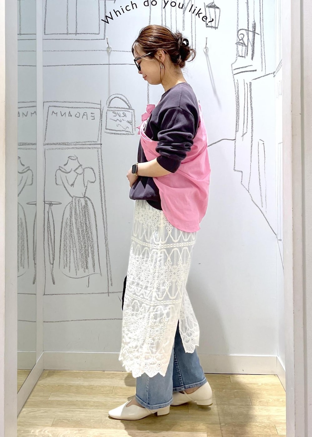 グレー系のニット/セーター、ブルー系のデニムパンツ、ホワイト系のワンピースを着用したレディースの春コーディネートの5枚目の写真