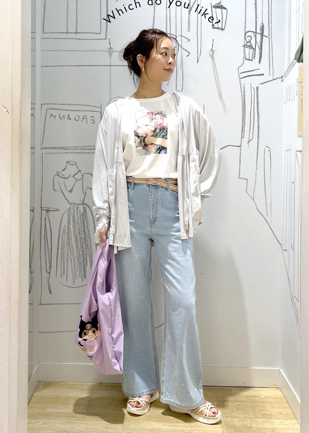 ブルー系のデニムパンツ、ホワイト系のTシャツ/カットソー、グレー系のパーカーを着用したレディースの夏コーディネートの3枚目の写真