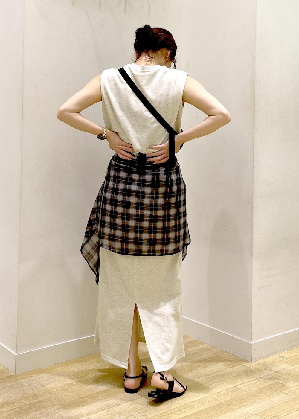 グレー系のスカート、ブラック系のシャツ/ブラウス、グレー系のTシャツ/カットソーを着用したレディースの夏コーディネートの3枚目の写真