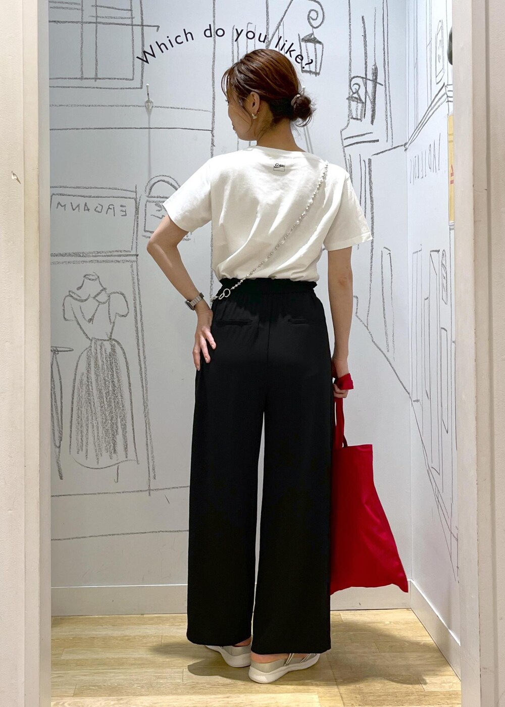 シルバー系のサンダル、ホワイト系のTシャツ/カットソー、ブラック系のその他パンツを着用したレディースの夏コーディネートの6枚目の写真