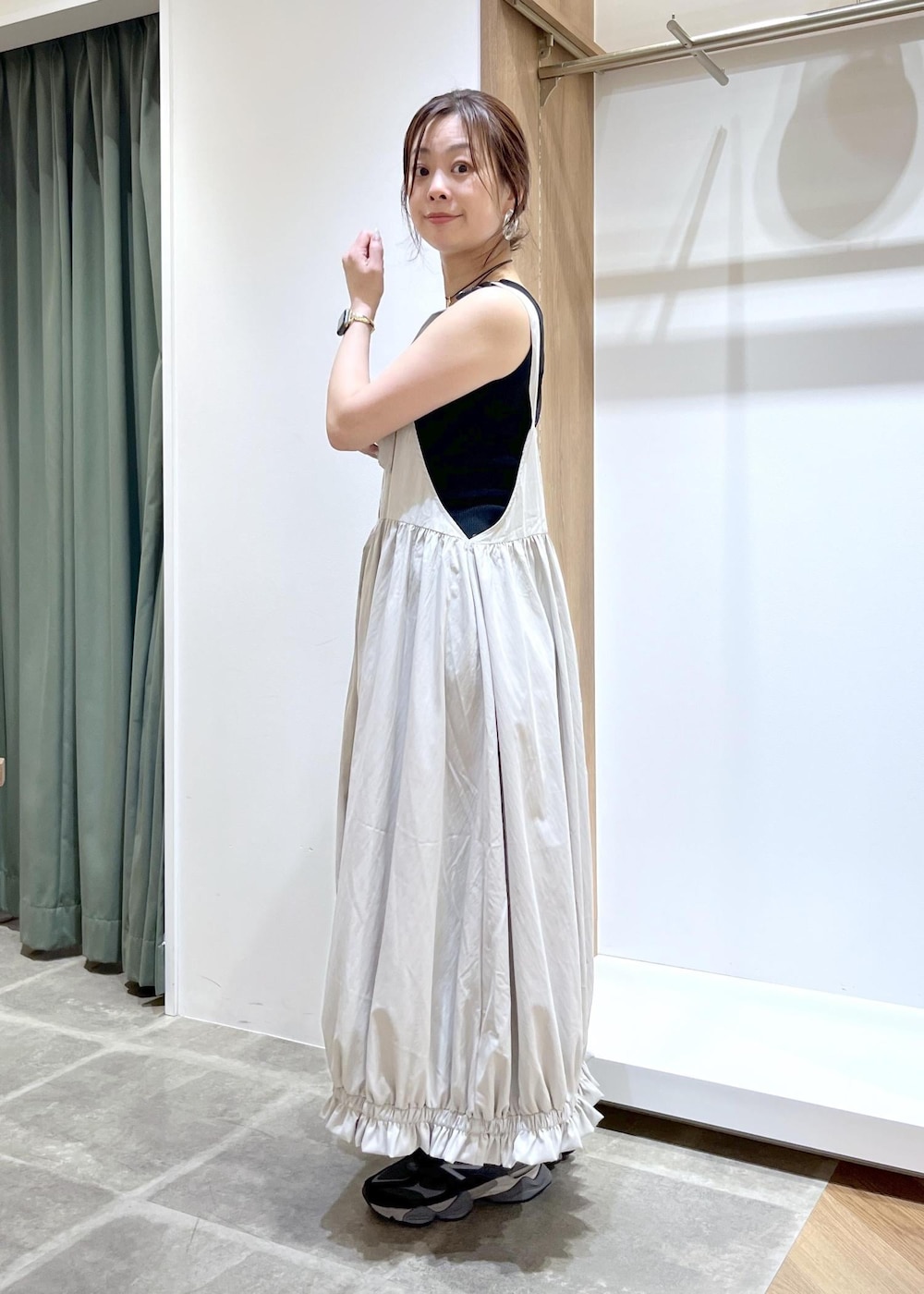 ブラック系のシャツ/ブラウス、グレー系のワンピース、ブラック系のショルダーバッグを着用したレディースの春コーディネートの7枚目の写真