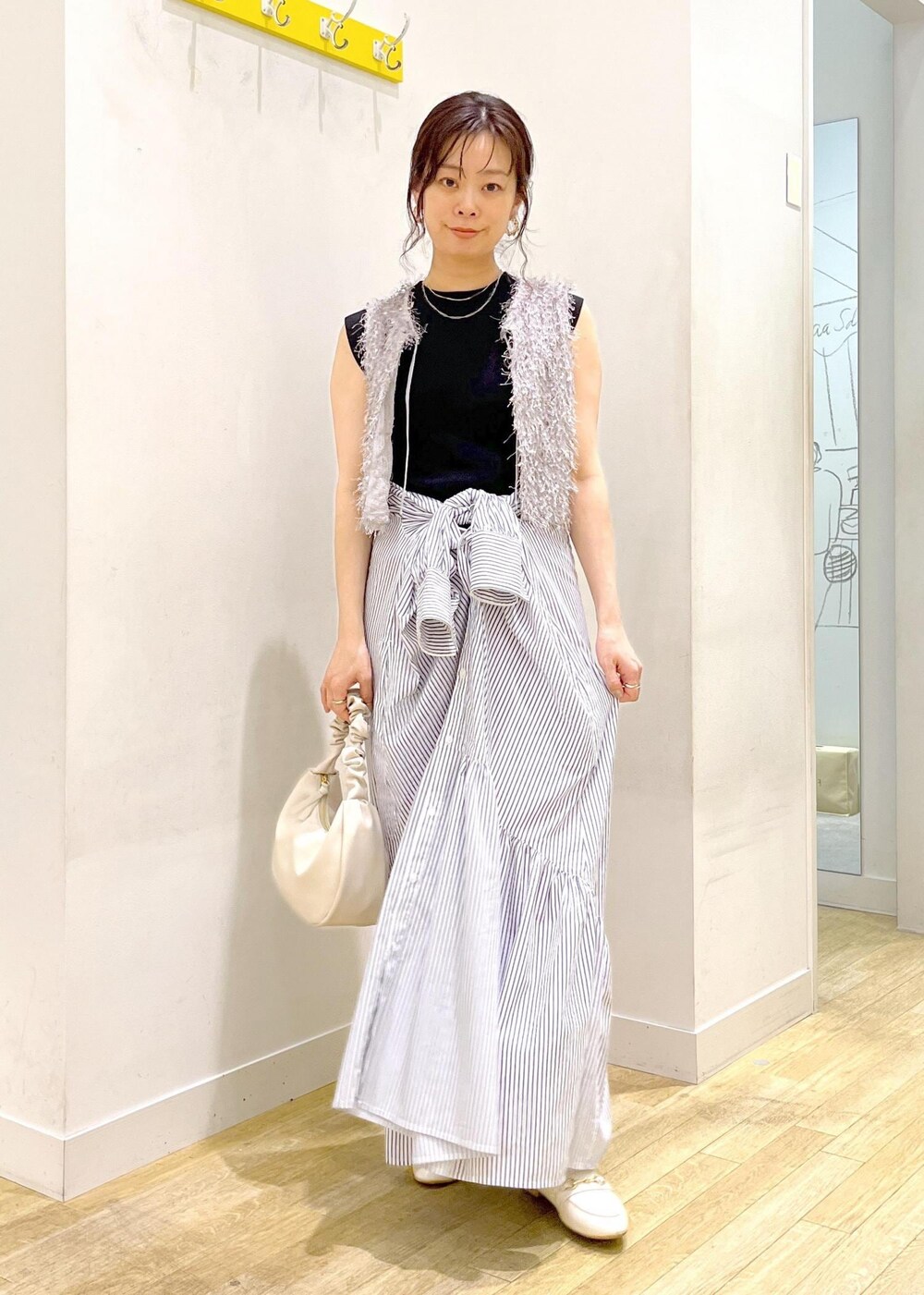 「高身長、シャツワンピース、着回し、ベスト、ROPÉ PICNIC R」｜「ROPE' PICNICのファンシーヤーンリボンショートベスト（ベスト、シルバー系）」を使った、タケさん（レディース・168cm）の春コーディネートの2枚目の写真