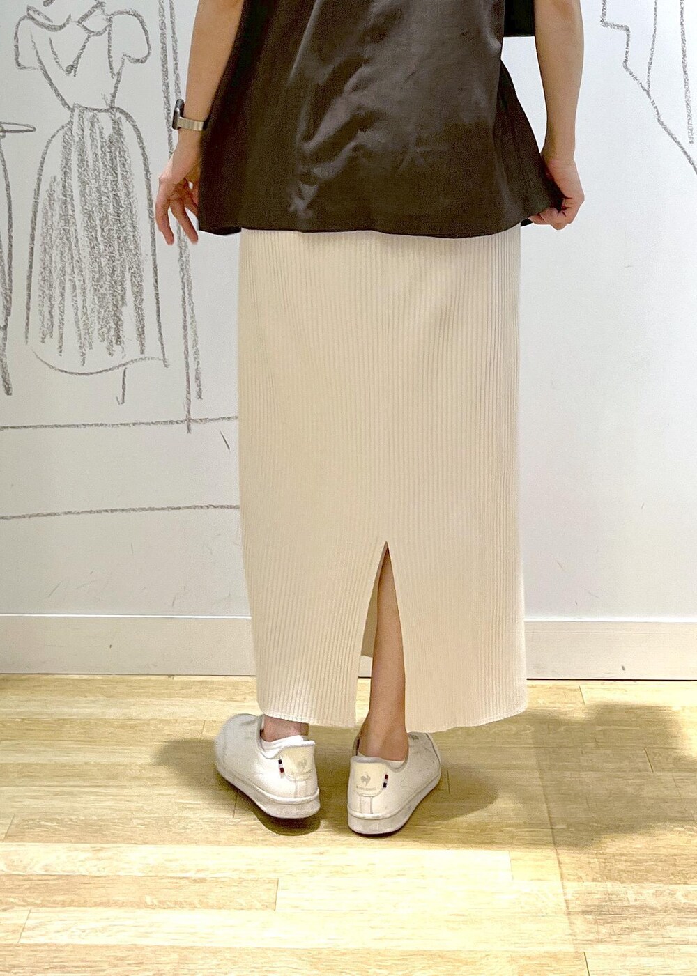 ブラック系のハンドバッグ、ブラウン系のテーラードジャケット、その他のニット/セーターを着用したレディースの夏コーディネートの9枚目の写真