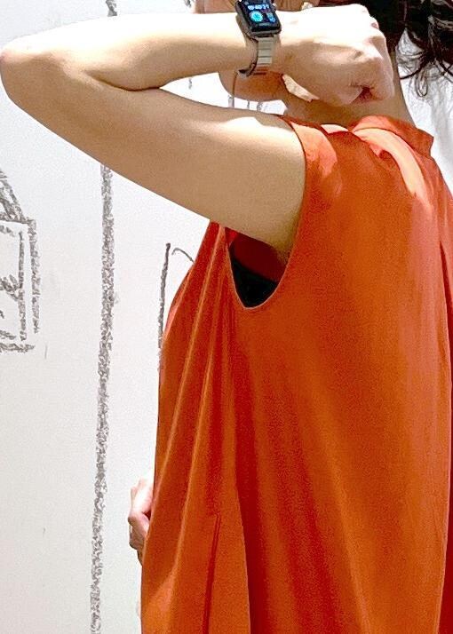 ブラウン系のトートバッグ、オレンジ系のワンピースを着用したレディースの夏コーディネートの9枚目の写真