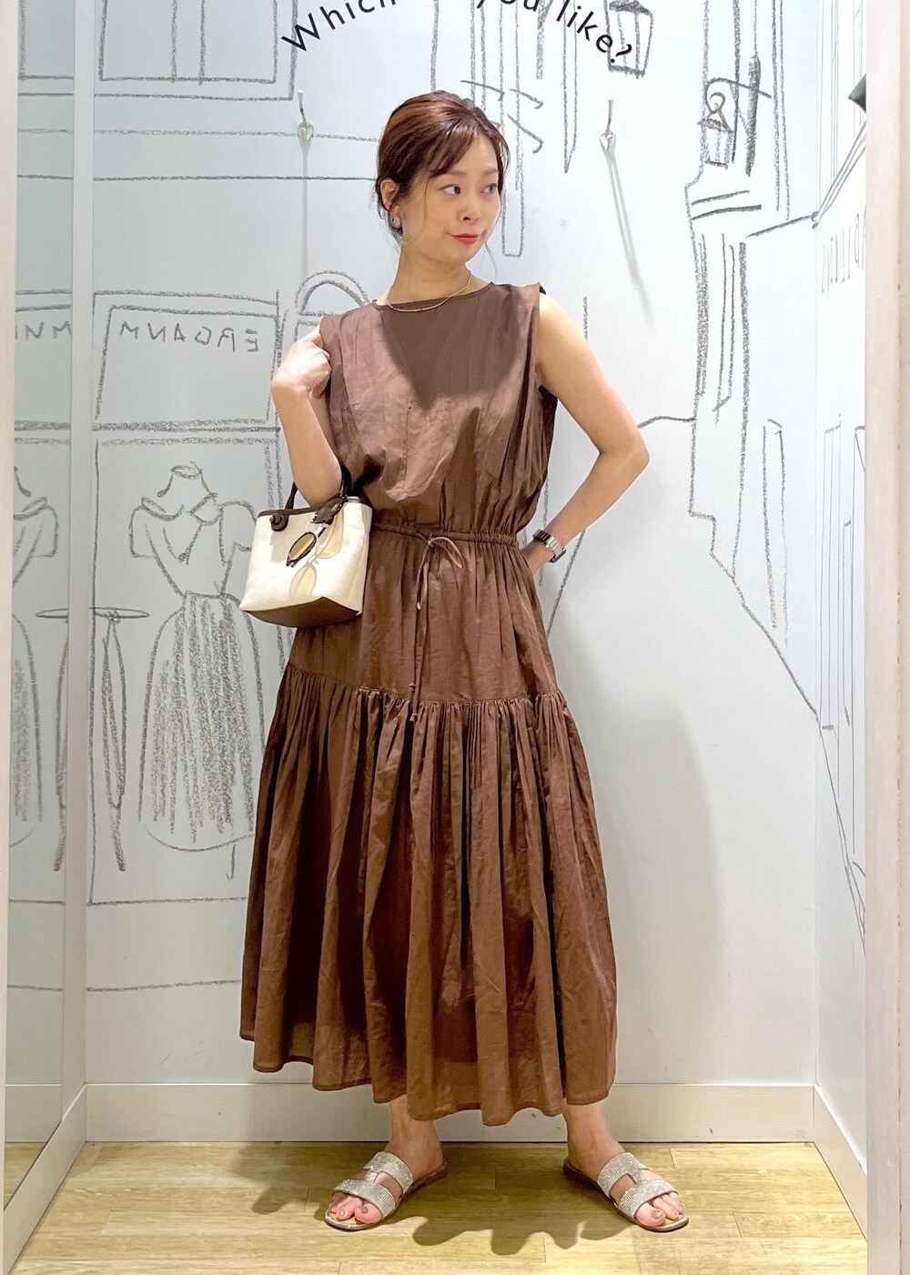ブラウン系のトートバッグ、ブラウン系のワンピース、ブラウン系のメガネを着用したレディースの夏コーディネートの6枚目の写真