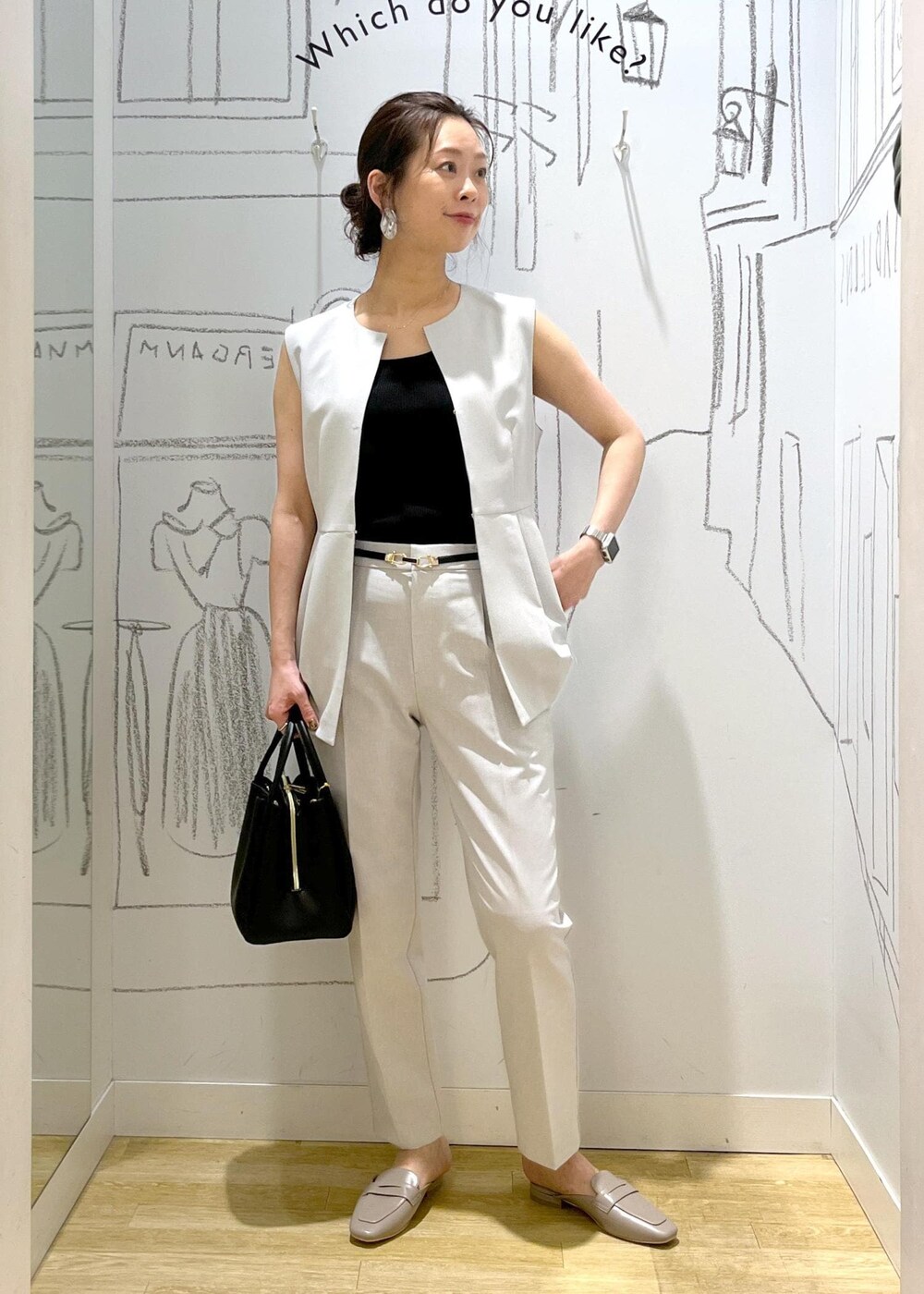 ブラック系のショルダーバッグ、グレー系のローファー、グレー系のスラックスを着用したレディースの夏コーディネートの2枚目の写真