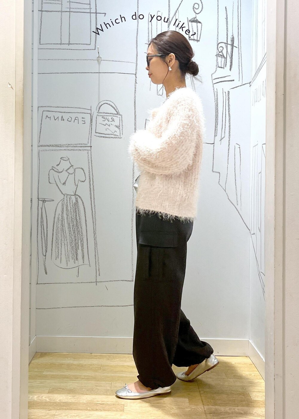 ピンク系のカーディガン/ボレロ、ホワイト系のTシャツ/カットソー、グレー系のカーゴパンツを着用したレディースの秋コーディネートの7枚目の写真