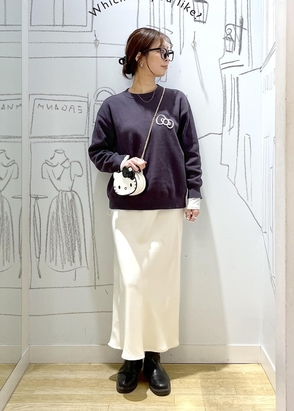 ホワイト系のTシャツ/カットソー、ホワイト系のスカート、グレー系のニット/セーターを着用したレディースの冬コーディネートの2枚目の写真