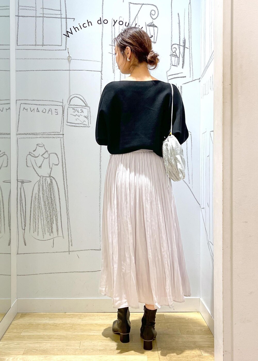 ブラック系のノーカラージャケット、ブラック系のブーツ、シルバー系のショルダーバッグを着用したレディースの冬コーディネートの4枚目の写真