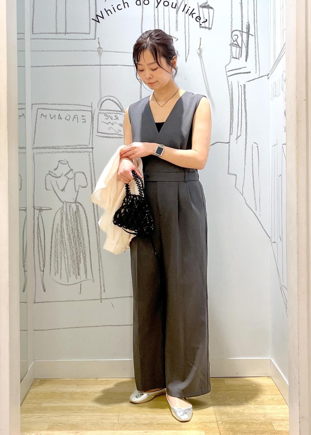 シルバー系のバレエシューズ、ブラック系のハンドバッグを着用したレディースの春コーディネートの2枚目の写真