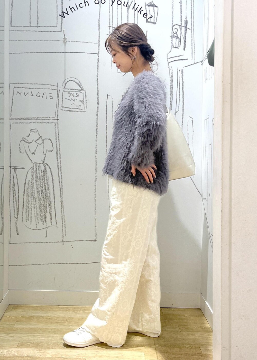 ホワイト系のスニーカー、ホワイト系のTシャツ/カットソー、グレー系のニット/セーターを着用したレディースの冬コーディネートの4枚目の写真