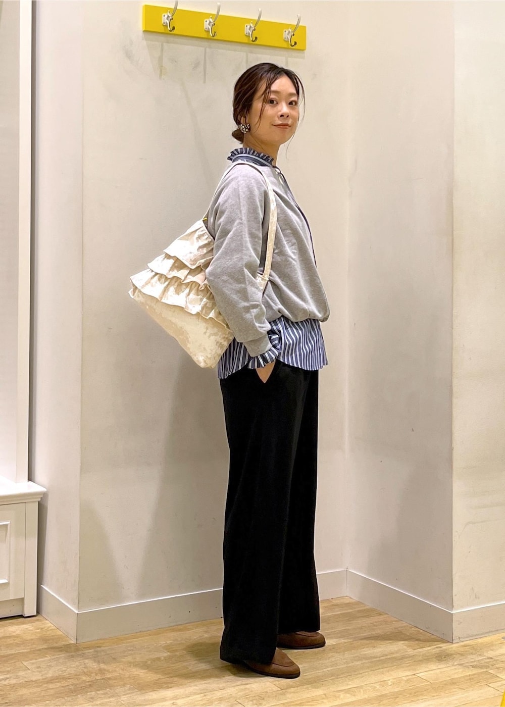 グレー系のスウェット、ブラック系のその他パンツ、ブルー系のシャツ/ブラウスを着用したレディースの秋コーディネートの3枚目の写真