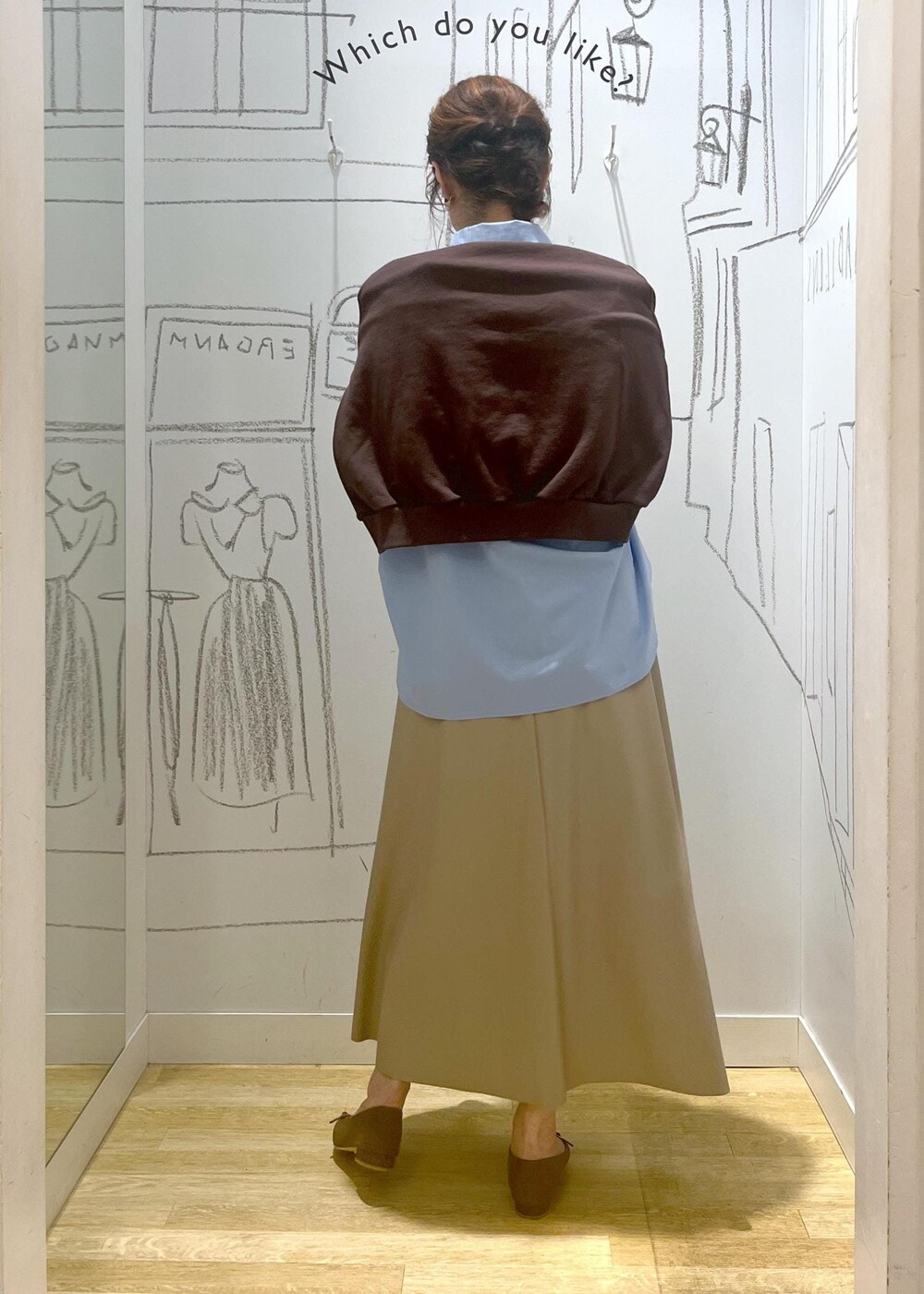 ベージュ系のスカート、ブラウン系のパンプス、ブルー系のシャツ/ブラウスを着用したレディースの秋コーディネートの5枚目の写真