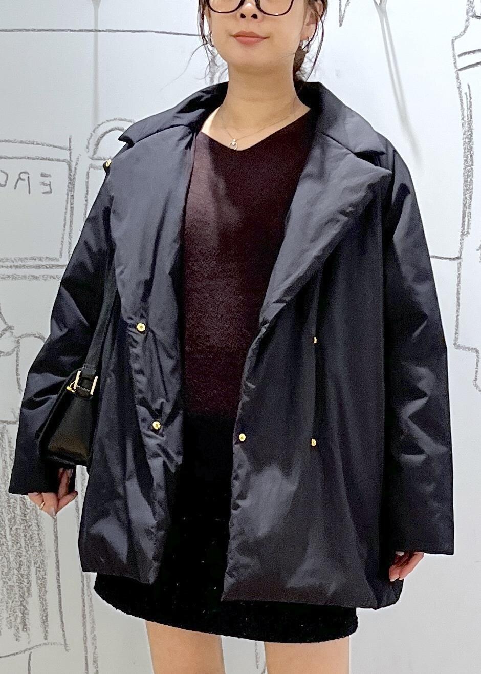 ブラック系のショルダーバッグ、ブラウン系のニット/セーター、ブラック系のダウンジャケット/コートを着用したレディースの冬コーディネートの9枚目の写真