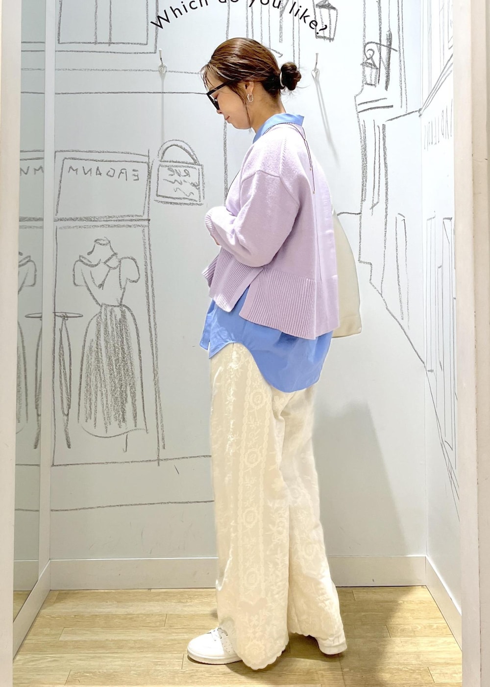 パープル系のニット/セーター、ブルー系のシャツ/ブラウス、ホワイト系のその他パンツを着用したレディースの冬コーディネートの6枚目の写真