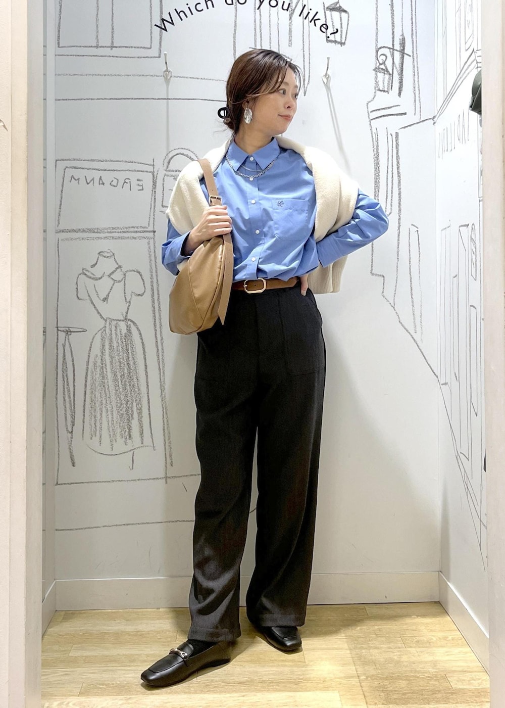 ブルー系のシャツ/ブラウス、ブルー系のその他アウター、グレー系のその他パンツを着用したレディースの秋コーディネートの5枚目の写真