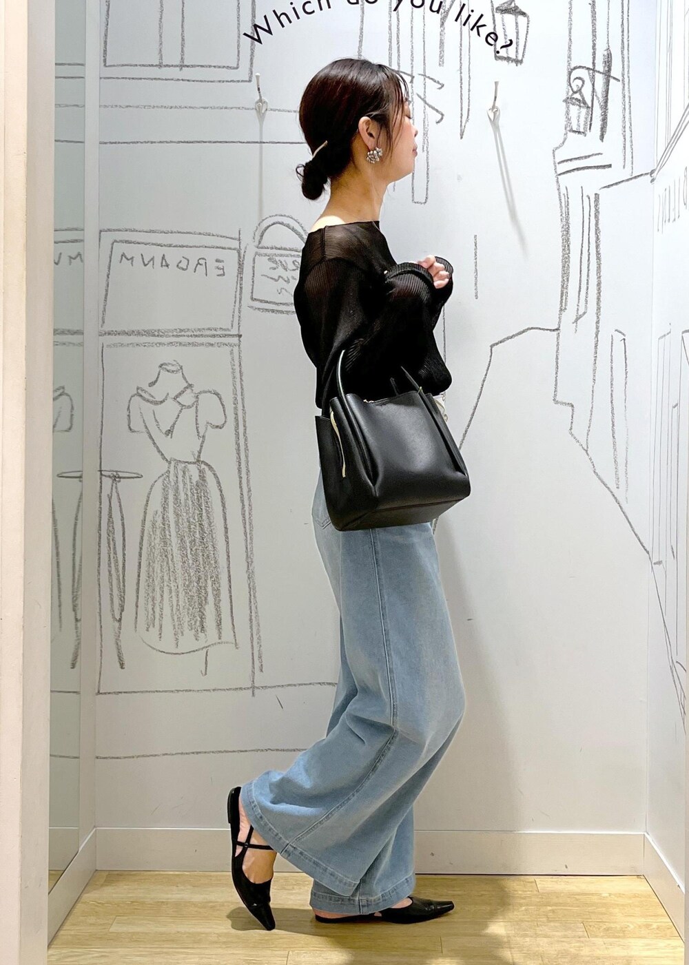 ブラック系のショルダーバッグ、ブラック系のTシャツ/カットソー、ブルー系のデニムパンツを着用したレディースの春コーディネートの4枚目の写真