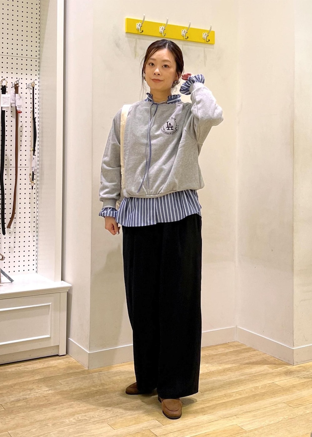 グレー系のスウェット、ブラック系のその他パンツ、ブルー系のシャツ/ブラウスを着用したレディースの秋コーディネートの7枚目の写真